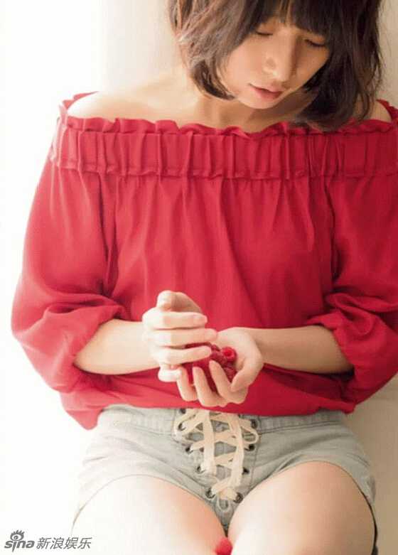 日本女星桥本奈奈未性感写真 秀修长美腿