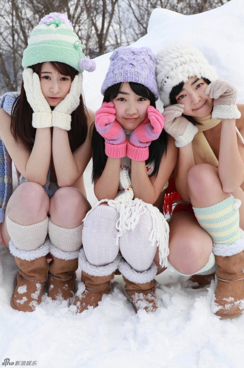 不怕冷？日本写真女星穿比基尼打雪仗