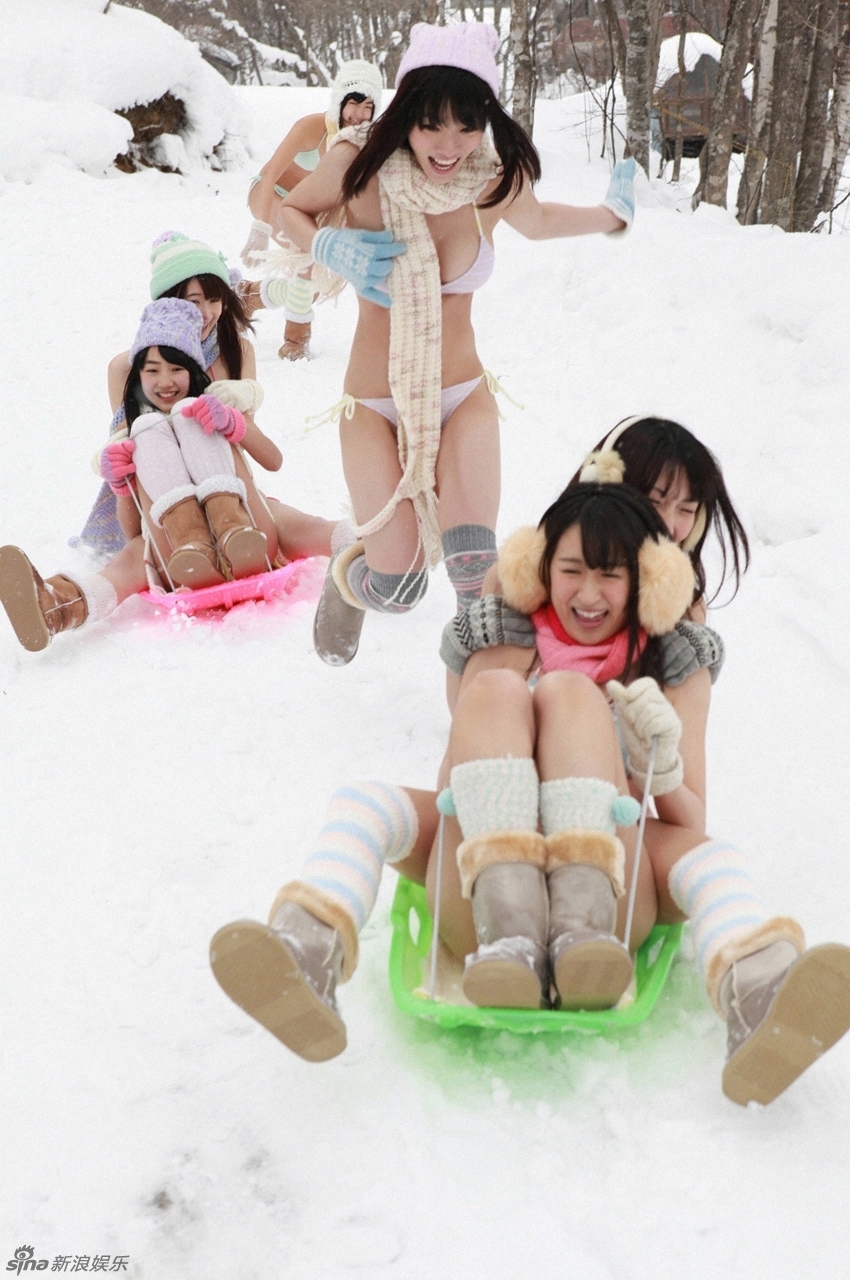 不怕冷？日本写真女星穿比基尼打雪仗
