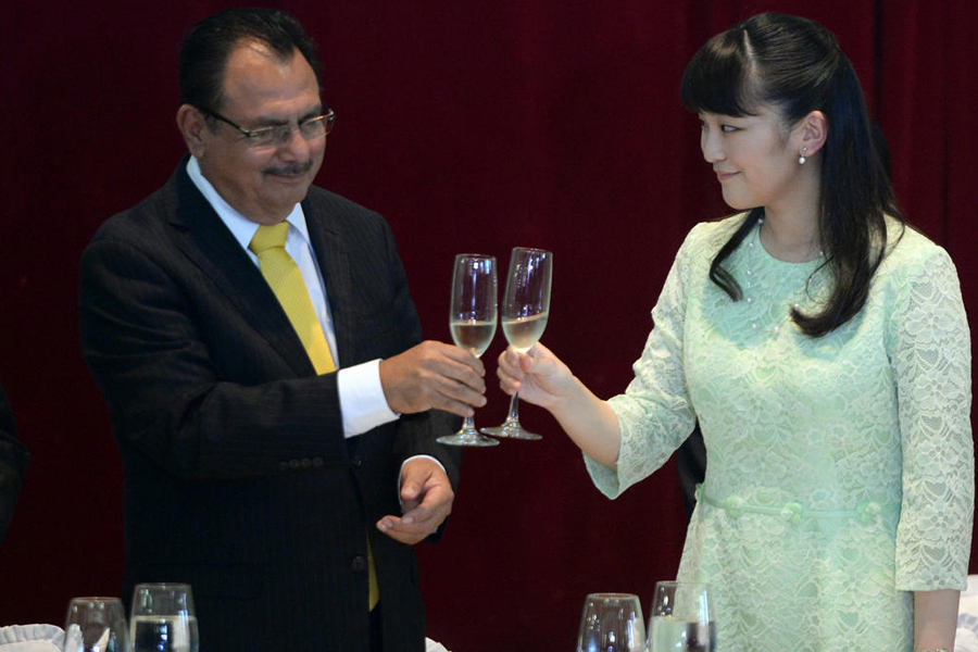 日本长公主首次出访海外 卖萌不断