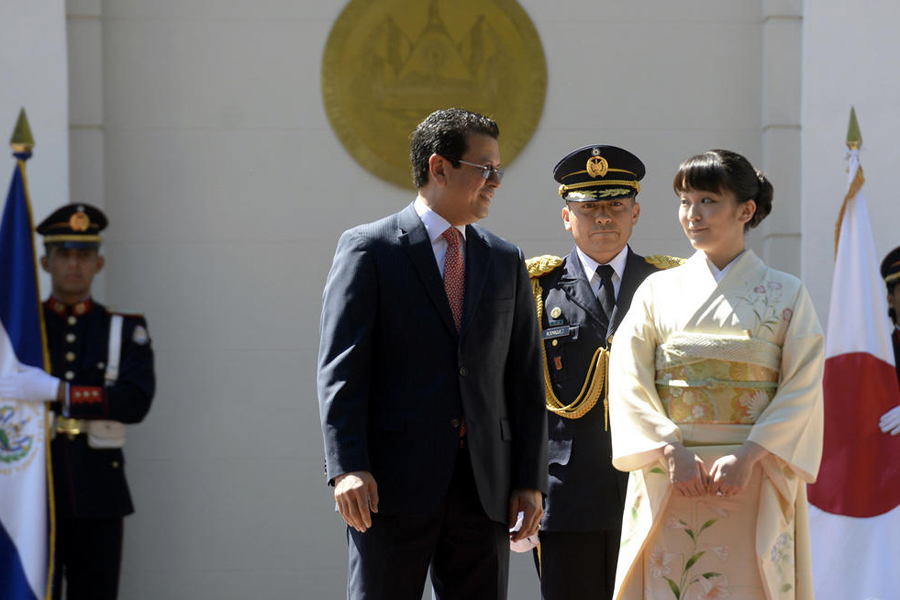 日本长公主首次出访海外 卖萌不断