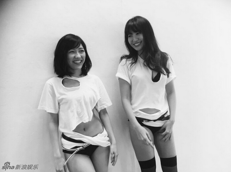 AKB48性感写真花絮曝光 仅穿底裤露大腿