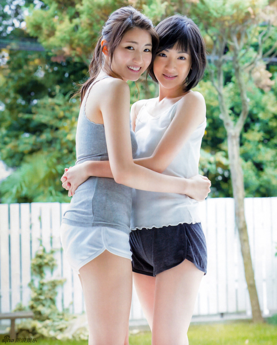 日本女团成员拍闺蜜写真 短衣短裤露长腿