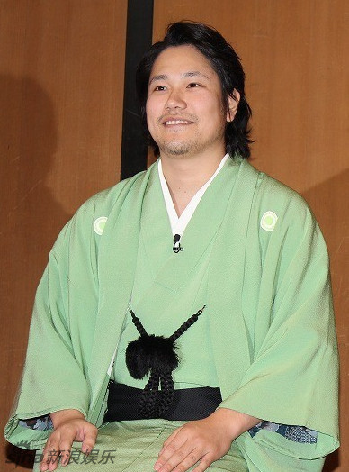 大叔你谁l变xxxl松山健一爆肥现双下巴