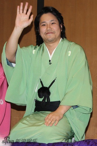 大叔你谁l变xxxl松山健一爆肥现双下巴