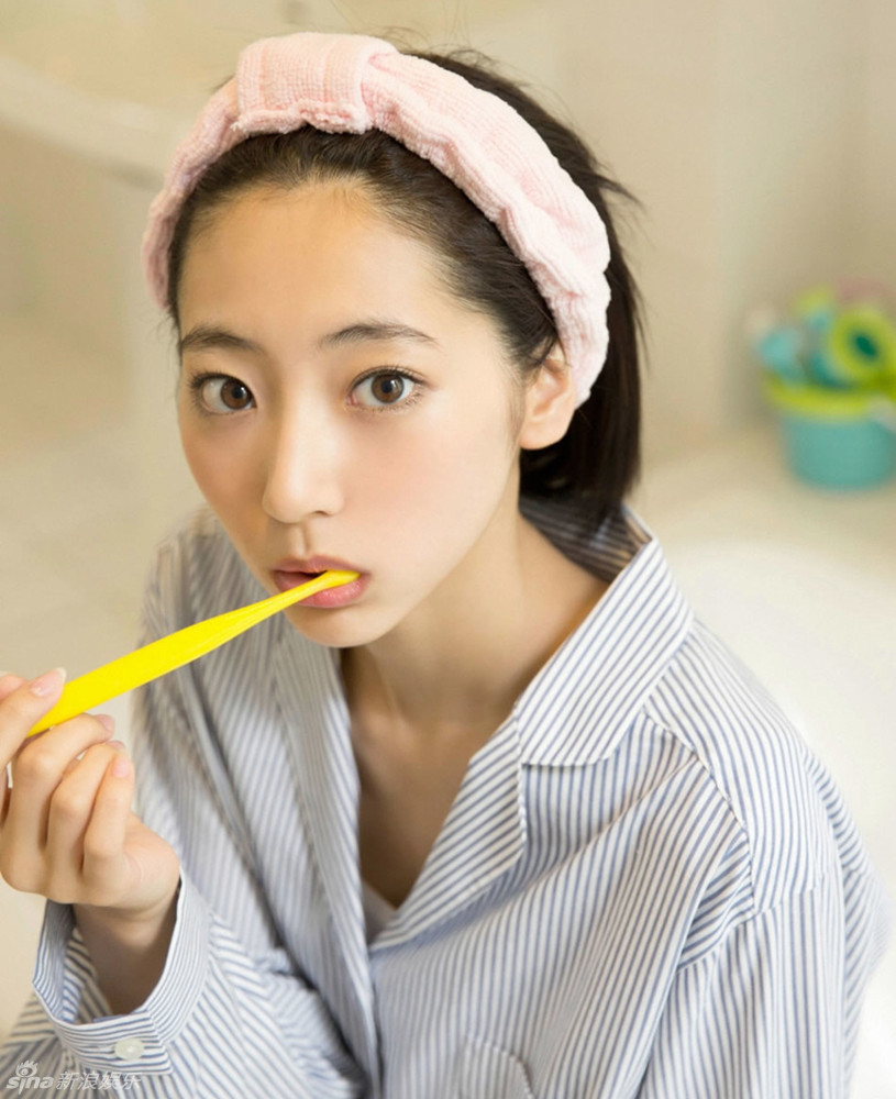 日本97年萌妹家居写真 皮肤白皙清纯可爱