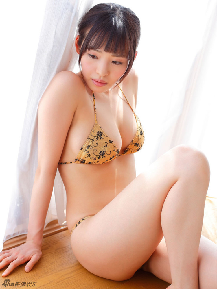 日本性感女星秀美胸蜂腰 肌肤白嫩Q弹
