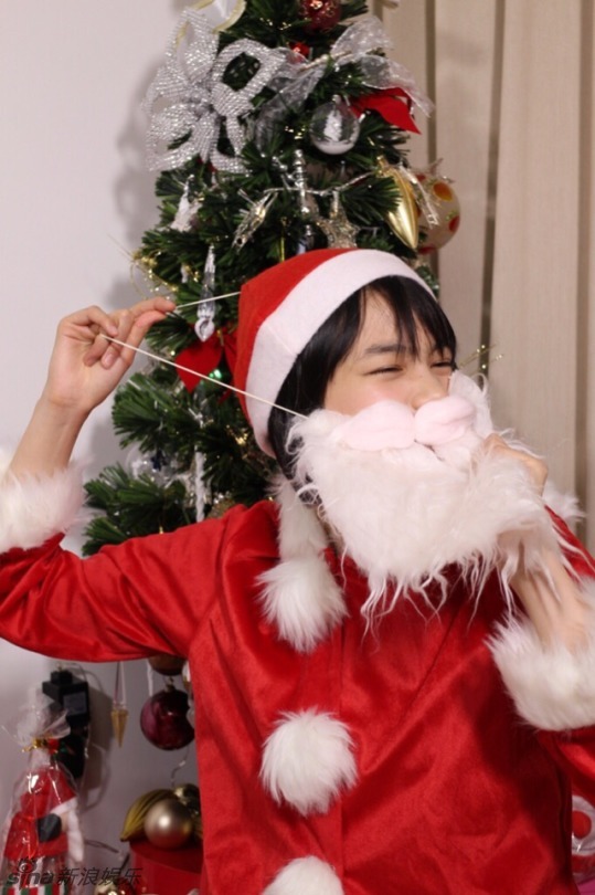日本女星能年玲奈扮圣诞老人俏皮可爱