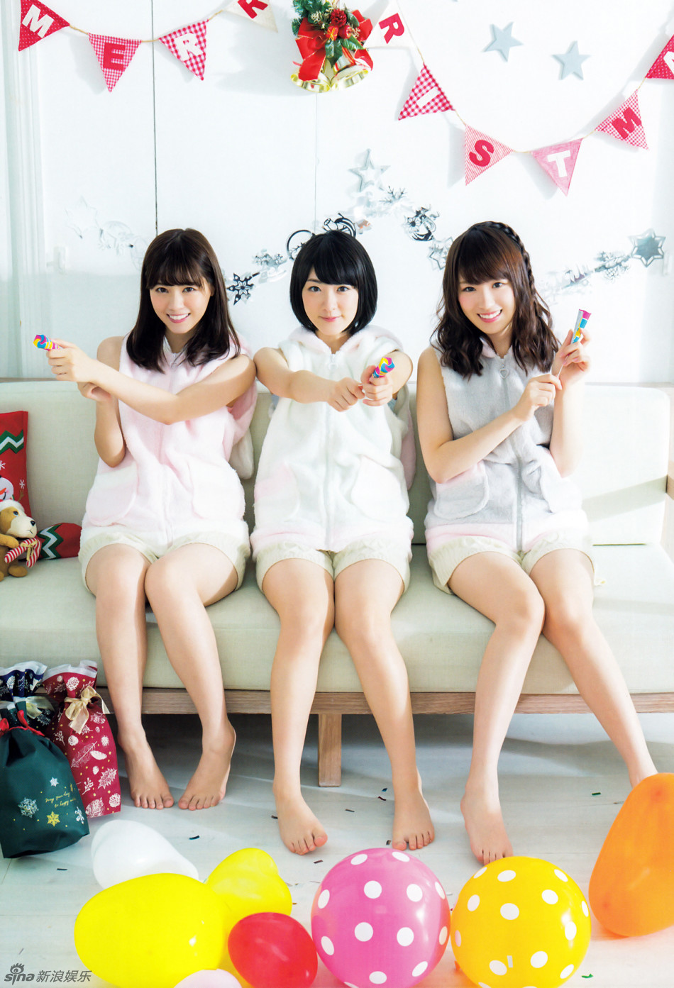 日本女团圣诞闺蜜大片肤白貌美亲密无间
