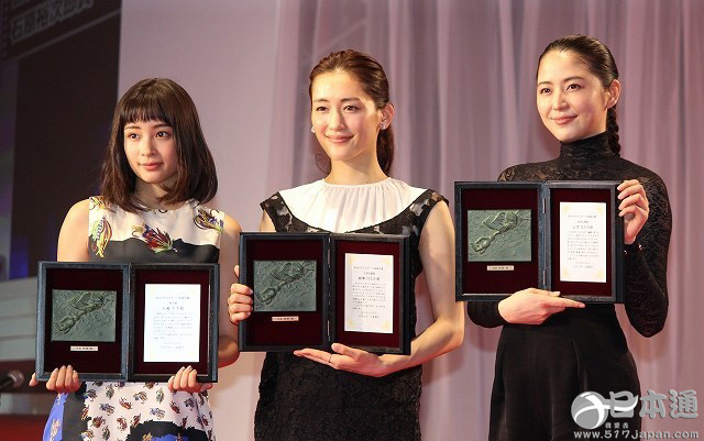 长泽雅美领奖穿蕾丝透视装 胸型清晰可见