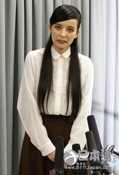 高好感度艺人Becky丑闻缠身 道歉会上显憔悴