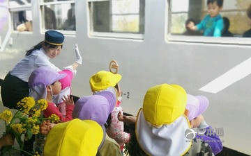 泪腺崩坏，日本女高中生与火车站的感人故事