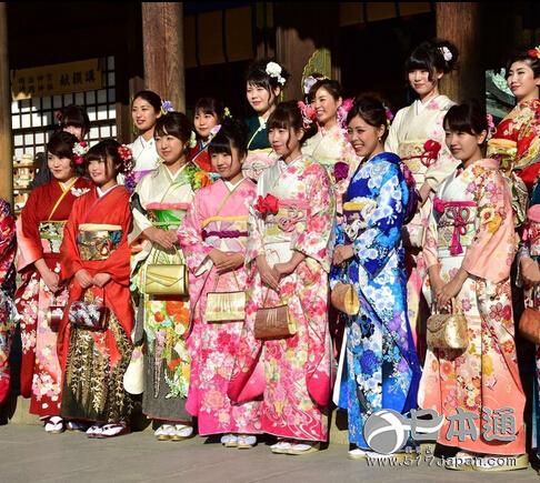 日本人为什么喜欢拿袜子当鞋子呢？