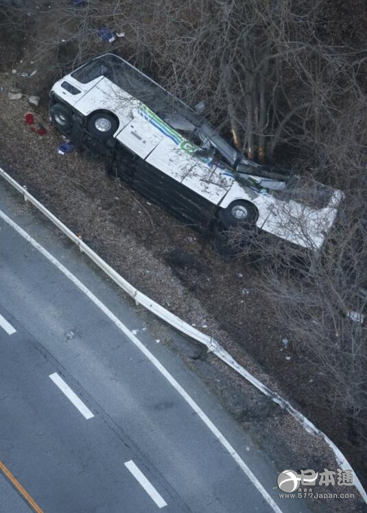 日本轻井泽巴士坠崖 已造成14死27伤