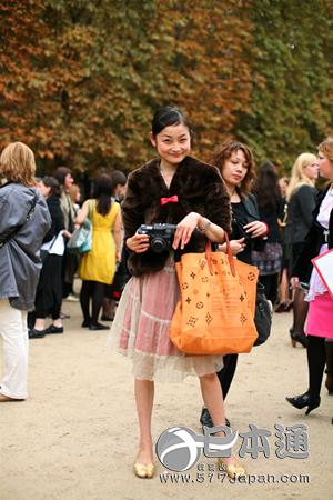 日本人为什么喜欢拿袜子当鞋子呢？