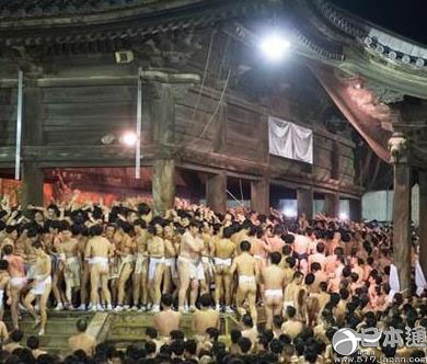 热气腾腾的裸体祭祀！万人裸体争夺神木