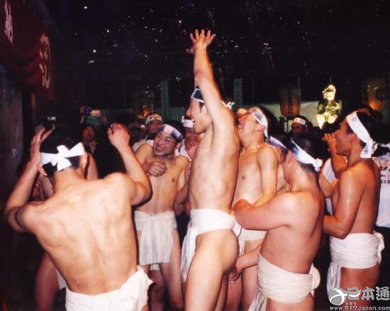 热气腾腾的裸体祭祀！万人裸体争夺神木