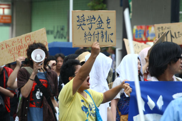 日本人根本读不起大学，还不起奖学金，年纪轻轻只能宣布破产