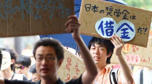 日本人根本读不起大学，还不起奖学金，年纪轻轻只能宣布破产