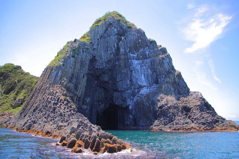 在玄海国定公园中的名胜奇岩(六边形和八边形的玄武岩柱状节理)是日本