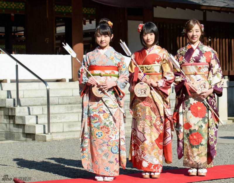 日女团成员着和服出席成人礼 笑容灿烂
