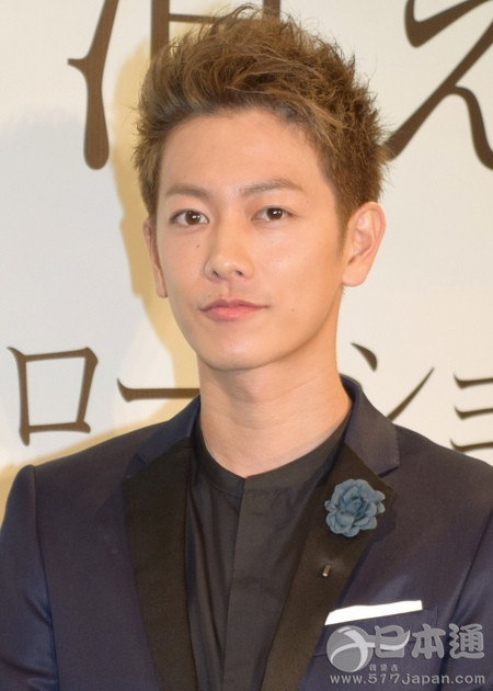 佐藤健一人分饰两角显疲惫：机会与危机并存