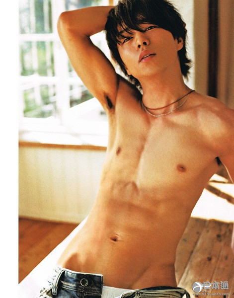 杰尼斯当红偶像组合岚成员樱井翔迎34岁生日