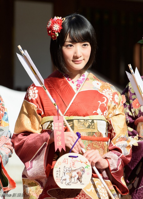 日女团成员着和服出席成人礼 笑容灿烂