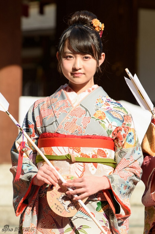 日女团成员着和服出席成人礼 笑容灿烂