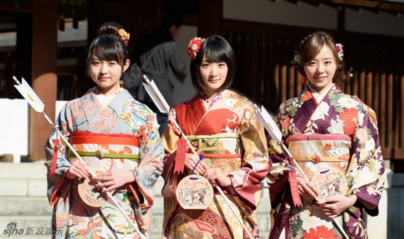 日女团成员着和服出席成人礼 笑容灿烂