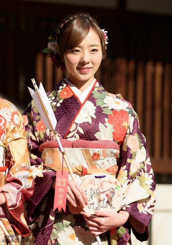 日女团成员着和服出席成人礼 笑容灿烂