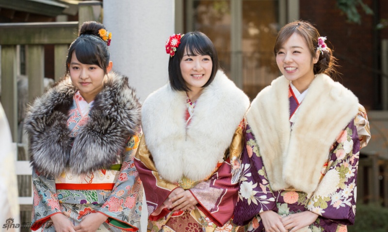 日女团成员着和服出席成人礼 笑容灿烂