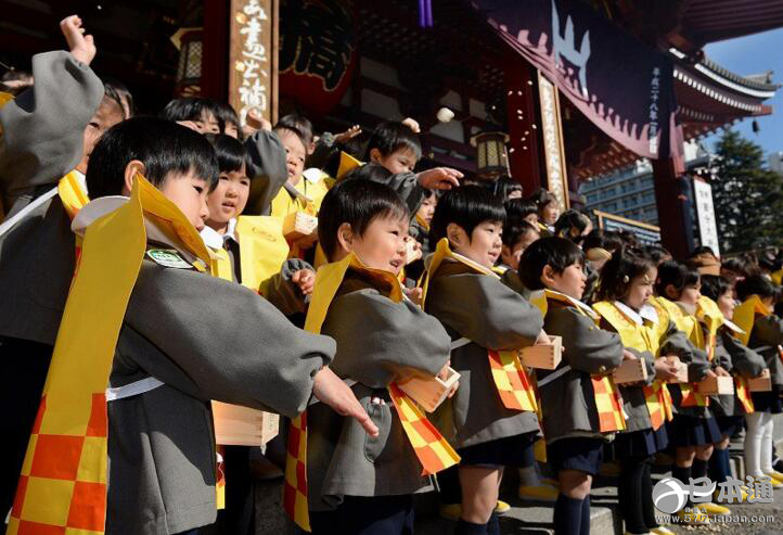 日本节分日 幼儿园小朋友在浅草寺撒豆子求福