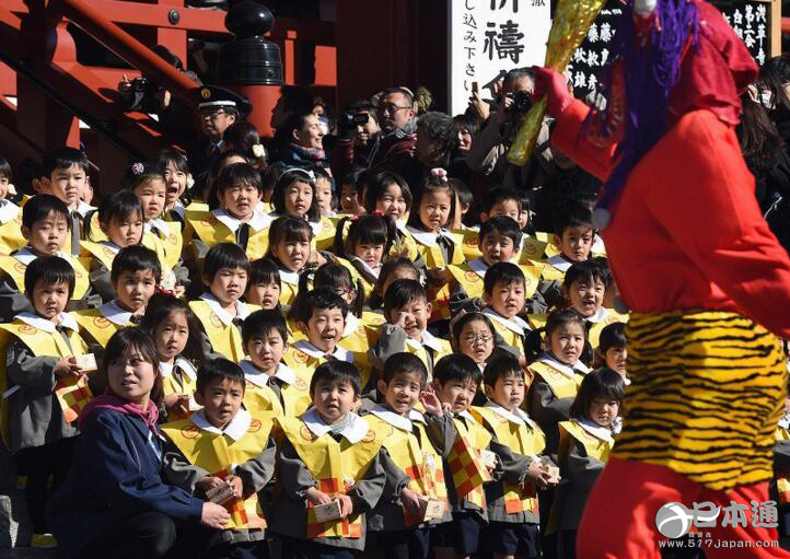 日本节分日 幼儿园小朋友在浅草寺撒豆子求福