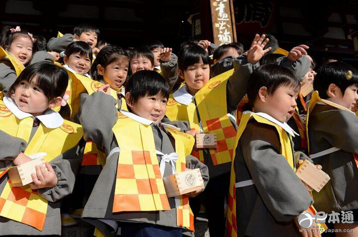 日本节分日 幼儿园小朋友在浅草寺撒豆子求福