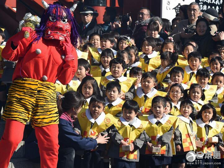 日本节分日 幼儿园小朋友在浅草寺撒豆子求福