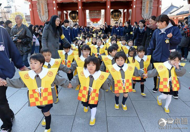 日本节分日 幼儿园小朋友在浅草寺撒豆子求福