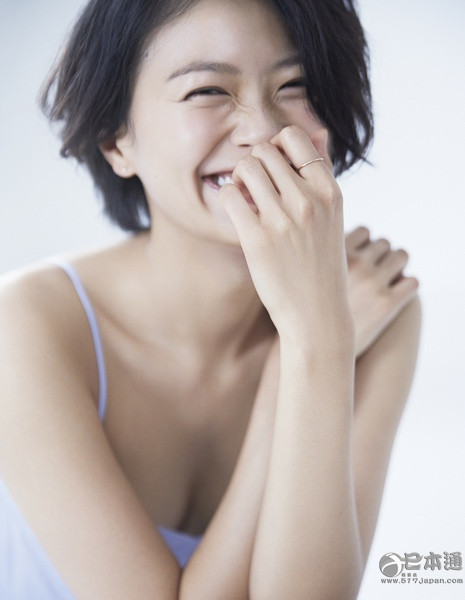 日本“九头身”女星荣仓奈奈迎28岁生日