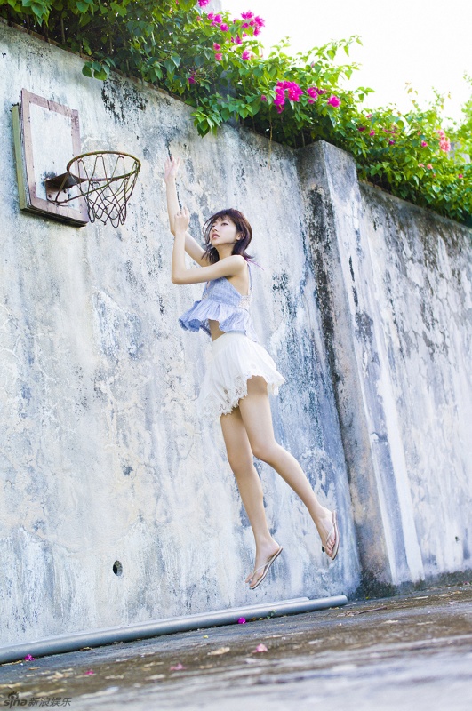 日本女星武田玲奈性感写真扣篮秀大长腿 日本通