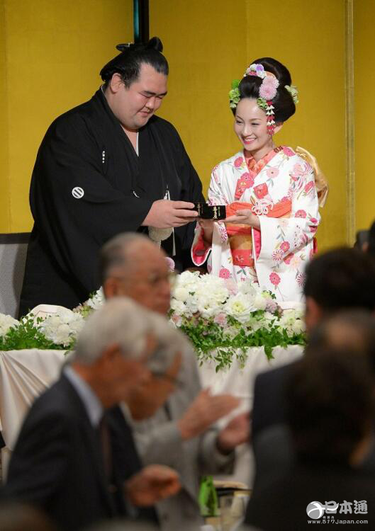 大关力士琴奖菊在家乡福冈县举办和式婚宴