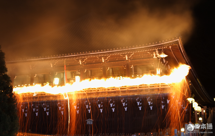 奈良县东大寺修二会燃烧松明火把为参拜者祛病消灾