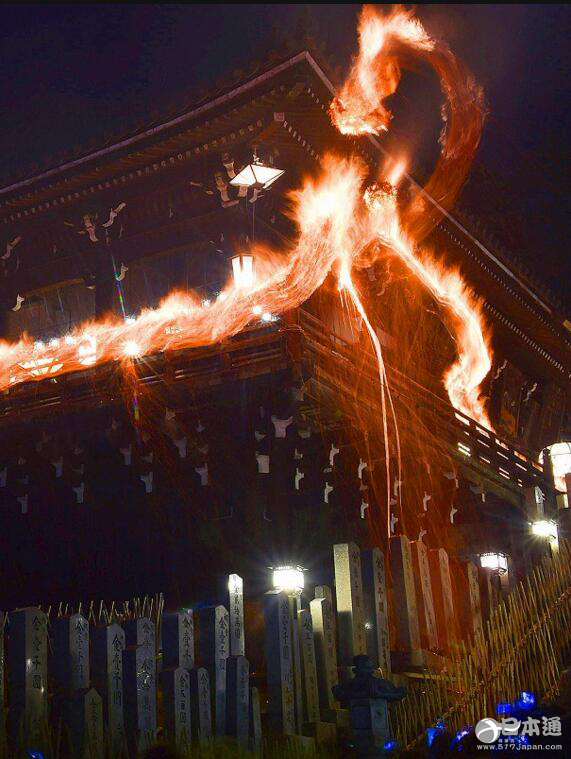 奈良县东大寺修二会燃烧松明火把为参拜者祛病消灾