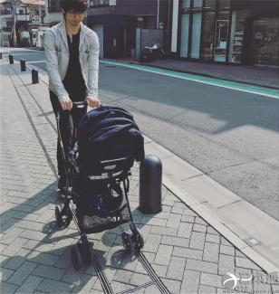 水岛宏推婴儿车尽显奶爸形象 粉丝直呼太帅