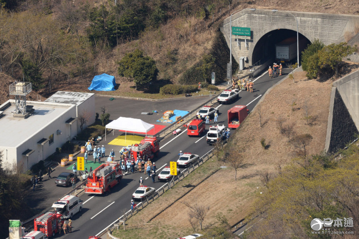 东广岛市一隧道发生12车追尾的重大交通事故