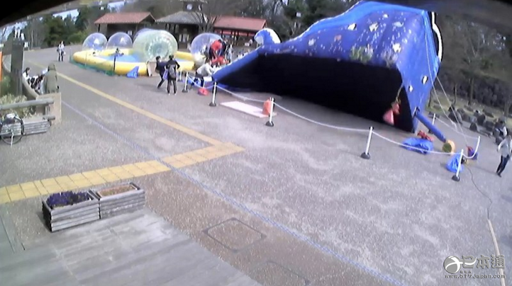 神奈川县一儿童公园的充气滑梯被风吹倒 11人受伤