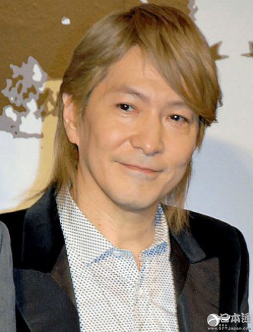 小室哲哉右腿关节骨折公演延期致歉公众