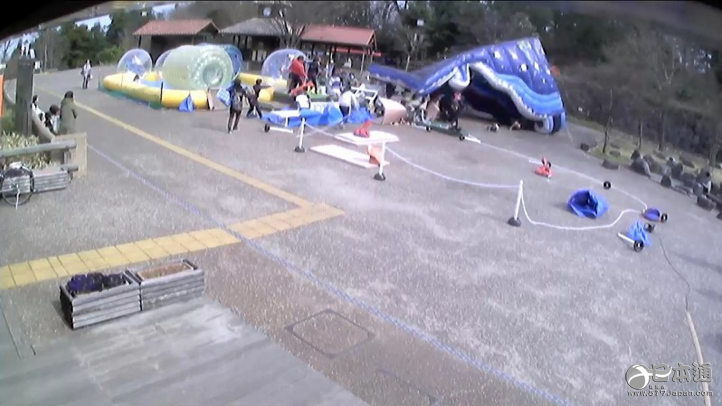 神奈川县一儿童公园的充气滑梯被风吹倒 11人受伤