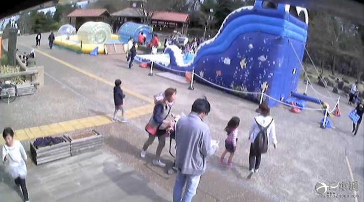神奈川县一儿童公园的充气滑梯被风吹倒 11人受伤