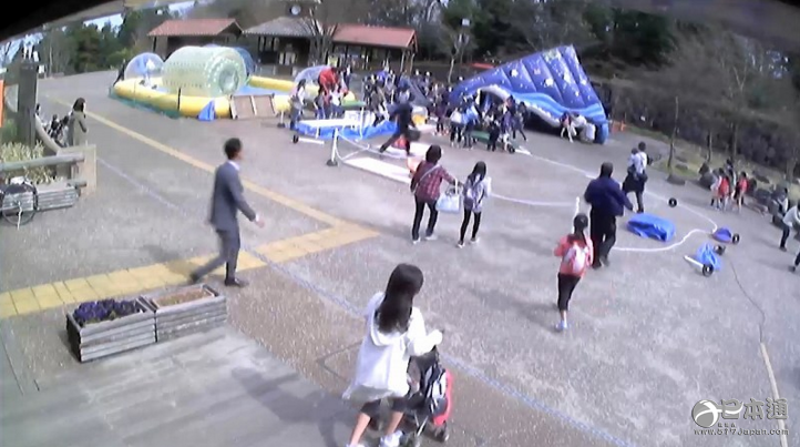 神奈川县一儿童公园的充气滑梯被风吹倒 11人受伤