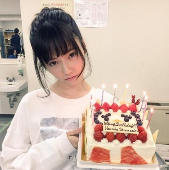 岛崎遥香片场过生日 冈田将生贴心送祝福